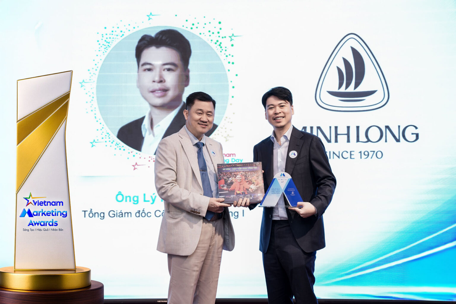 VMAAwards_MinhLong_TrophySponsor